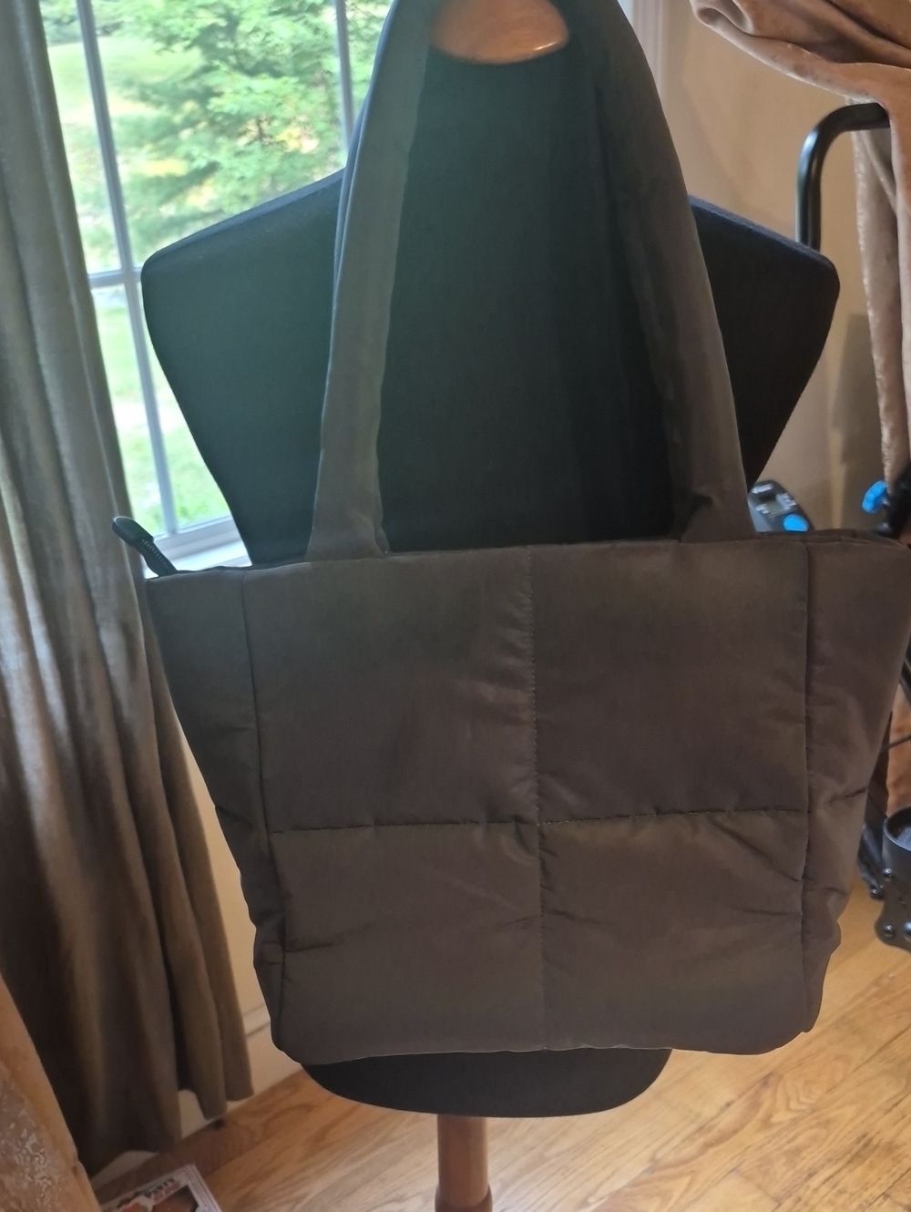 Women’s Iridescent Quilted Tote Bag in Dark Gray😍